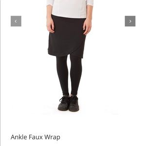 Snoga athletics skirt w/ ankle leggings